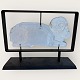 Kosta Boda, 
Erik Höglund, 
glasfigur af 
vædder monteret 
i metalramme; 
Mål: 
25x33x11cm, * 
Lidt ...