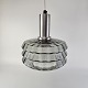 Pendel med 
skærm i 
grå-farvet glas 
i bølget 
mønster i tre 
lag.
Højde 22 cm 
Diameter 20,5 
cm