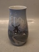 B&G 8522-210 
Vase Landskab 
med mølle 17 cm 
Bing & Grøndahl 
I fin og hel 
stand. 
