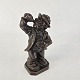 Statuette i 
bronze med 
motiv af en 
mand, som 
drikker af en 
flaske
Højde 12,5 cm
Bredde 5 ...