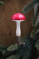 Gammelt 
juletræspynt i 
form af padehat 
i vat/papir med 
klemme.
H: 8cm.