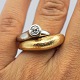 Ole Lynggaard; 
"Fidelity" ring 
i 14 kt. guld 
og hvidguld, 
prydet med 
brillantsleben 
diamant, ...