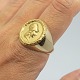 Frantz 
Hingelberg; 
Doktorring i 14 
kt. guld. Plade 
i 23 kt. guld 
med motiv af 
Minervahoved 
...