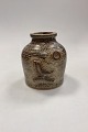 Royal 
Copenhagen 
Jørgen Mogensen 
Stentøjsvase 
No. 21484. Med 
fuglemotiver. 
Fremstår med 
...