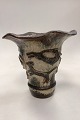 Royal 
Copenhagen 
Stentøjsvase af 
Jais Nielsen 
No. 20102
Vase med 
bølget kant. 
Motiv af kriger 
...