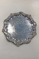 Ornamenteret 
Engelsk 
Sølvplet 
Serveringsbakke, 
Fabrikeret i 
England.
Diameter 32,7 
cm / 12.87 ...