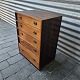 Kommode i 
palisander med 
5 skuffer med 
messing greb
Markeret E. 
817
Designer 
Henning ...