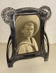 Foto billede 
ramme i metal 
og glas. Rammen 
udført i Art 
Nouveau stil. 
Fremstillet 
omkring 1910. 
...