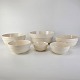 Sæt med seks 
skåle i 
cremefarvet 
fajance fra 
stellet Alma
Producent 
Aluminia
Skål 1
Højde ...