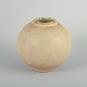 Royal 
Copenhagen
Vase, 
1930/40’erne.
Organisk 
formet 
kuglevase i 
drejet stentøj 
med rå ...