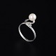 Skandinavisk 
ring med perle 
og diamanter, 
18k hvidguld.
Elegant ring i 
organisk form 
med en ...