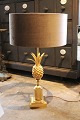 Forgyldt bronze 
"Ananas" 
bordlampe fra 
70érne 
fra "La Maison 
Charles - 
interior since 
...