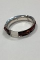 Armbånd i 
Sterling Sølv 
pyntet med rav, 
af Niels 
Østergaard 
Knudsen
Indre bredte: 
56 mm / ...