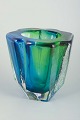 Göran Wärff for 
Kosta Boda
Vase, 
1970’erne.
Organisk 
formet glasvase 
i blå og grønne 
nuancer ...