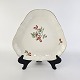 Trekantet fad i 
porcelæn fra 
stellet Balder
Nr. 40
Producent Bing 
& Grøndahl
Balder er ...