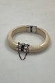 Armbånd af 
Elfenben med 
hængsler af 
Sterling Sølv 
Indre 
Diameter: 58 mm 
/ 2.28 inch
Samlet ...