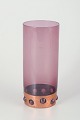 Nanny Still for 
Raak
Vase i violet 
glas og kobber. 
Midten af 
1900-tallet.
En 
cylinderformet 
...