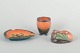 Ipsens Enke
Askebæger, 
vase og 
pibeholder. 
Danmark, ca. 
1920’erne–30’erne.

Et sæt 
bestående ...