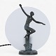 H: 23 cm
B: 24 cm
D: 15 cm
Original, 
patineret 
stand.
