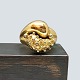 Ring i 18 kt. 
guld prydet med 
mønster foran. 
Ring str. 55.
Bredde: 0,4 - 
1,6 cm.
Kontakt os ...