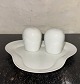 Bing & Grøndahl 
salt -og 
pebersæt i 
hvidt porcelæn 
på bakke. I god 
stand