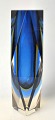Venetiansk vase 
- Murano, 
1960'erne. 
Italien. 6 
kantet vase. 
Klart, blåt og 
gult glas. H.: 
20,5 ...