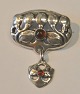 Jugend brosche 
i sølv med rav, 
B. Hertz (1893 
- 1937) 
København, 
Danmark. 
Udsmykket med 
planter. ...