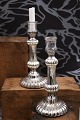 Et par 1800 
tals lysestager 
i 
fattigmandssølv 
(Mercury silver 
glass) 
med fin 
patina. Højde 
...