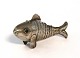 Fritz Sophus 
Albertus. Sølv 
hovedvandsæg i 
form af en fisk 
med røde 
flusser. Længde 
8,5 cm