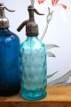 Dekorativ , 
sjælden fransk 
mini glas sifon 
fra begyndelsen 
af 1900 tallet 
i turkisblå 
farve ...