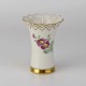 Lille vase i 
porcelæn med 
gennembrudt 
kant fra 
stellet Saksisk 
blomst creme. 
Nr. ...
