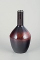 Carl-Harry 
Stålhane for 
Rörstrand
Elegant vase, 
midt 1900-tal.
Slank 
cylindrisk hals 
og ...