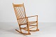 Hans J. Wegner 
(1914-2007)
Gyngestol J 16 
fra 1970'erne 
fremstillet af 
lakeret
bøgetræ m/ ...