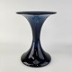 Vase i blåt 
glas fra serien 
Lavendel
Formgiver Per 
Lütken, 1967
Producent 
Fyens Glasværk, 
...