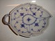 Royal Copenhagen Musselmalet Riflet, stort kagefad.Stemplerne viser, at denne er produceret ...