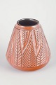 Mari Simmulson 
for Upsala 
Ekeby
Vase, 
1960’erne.
Konisk formet 
vase i 
chamotteler med 
...