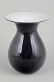 Peter Svarrer for HolmegaardVase “Shape”, slutningen af 1900-tallet.Elegant mundblæst vase i ...