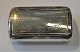 Svensk snus 
tobaks æske i 
sølv, 19. årh. 
Med dekoration 
på låg. 
Indvendig 
forgyldt. 
Stemplet. 8 ...