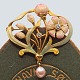 Art nouveau 
broche i 18 kt. 
guld med 
emalje, to 
diamanter og en 
perle. Fra 
1900-1910.
H. 3,8 ...