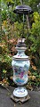 Canton bordlampe, ca. 1900, Kina. Tidligere petroleumslampe omgjort til el. Porcelæns korpus med ...