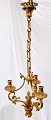 Fransk 
lueforgyldt 
bronzekrone med 
tre lys, 19. 
Årh. Ophængt 
med kæde. 
Lysarme i form 
af ...