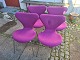 Arne Jacobsen 
sæt af 4 Syver 
stole model 
3107. Udført 
hos Fritz 
Hansen. 
Overpolstret 
med lilla ...