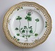 Royal 
Copenhagen. 
Flora Danica 
tallerken med 
gennemskåret 
bort. Diameter 
25 cm. Model 
3553. ( 1 ...