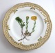 Royal 
Copenhagen, 
Flora Danica. 
Frokost 
tallerken med 
gennemskåret 
bort. Design 
#3554. Diameter 
...