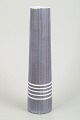 Ingrid Atterberg for Upsala-EkebyVase “Vinga”, 1960’erne.Stor, cylindrisk vase i stentøj med ...