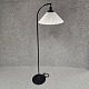 Standerlampe sort med hvid skærmModel 368Producent Le KlintHøjde 146 cm Diameter på ...