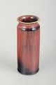 Carl-Harry 
Stålhane for 
Rörstrand
Vase, midt 
1900-tallet.
Cylindrisk 
vase i stentøj 
med ...