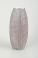 Ingrid 
Atterberg for 
Upsala-Ekeby
Vase, 
1960’erne.
Elegant, 
firsidet vase i 
stentøj med mat 
...