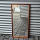Spejl med ramme i teakDesign ukendtFremstår med nogle enkelte skrammer på hjørnerne ...