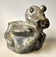 Grønlandsk fedtstensfigur. Fabeldyr, 20. årh. H.: 13 cm. L.: 11,5 cm. Svagt signeret.